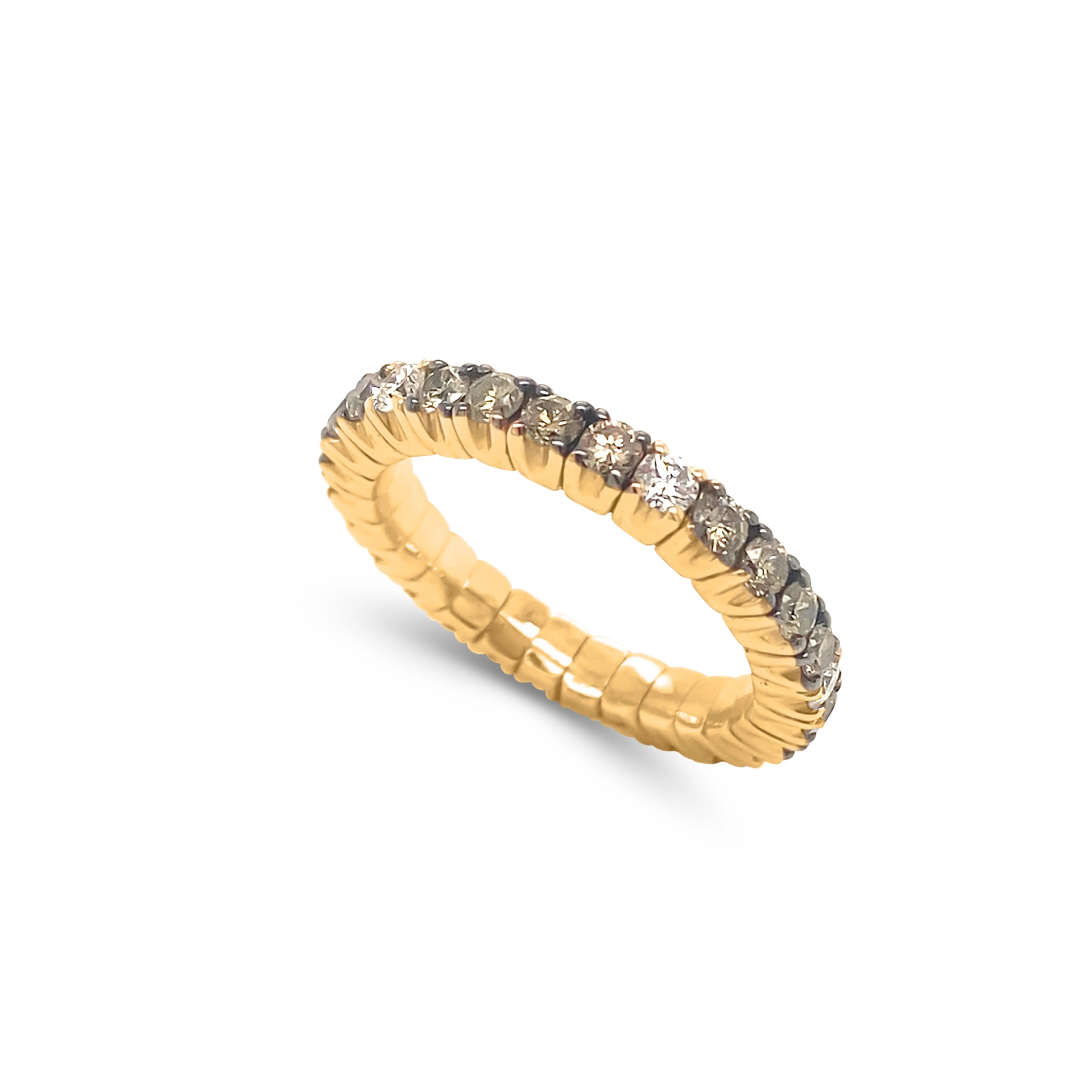 Eternity ring with diamonds and cognac diamonds