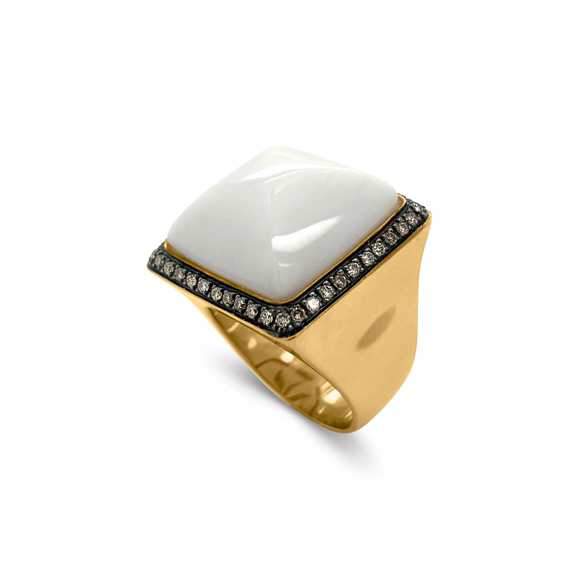 Ring with white onyx